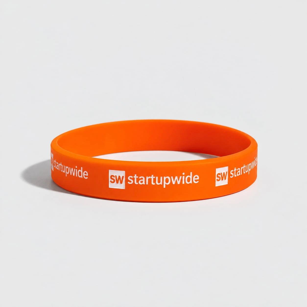Pulseras de silicona personalizadas bajo relieve con color personalizado con logo de empresa - Wyapromo