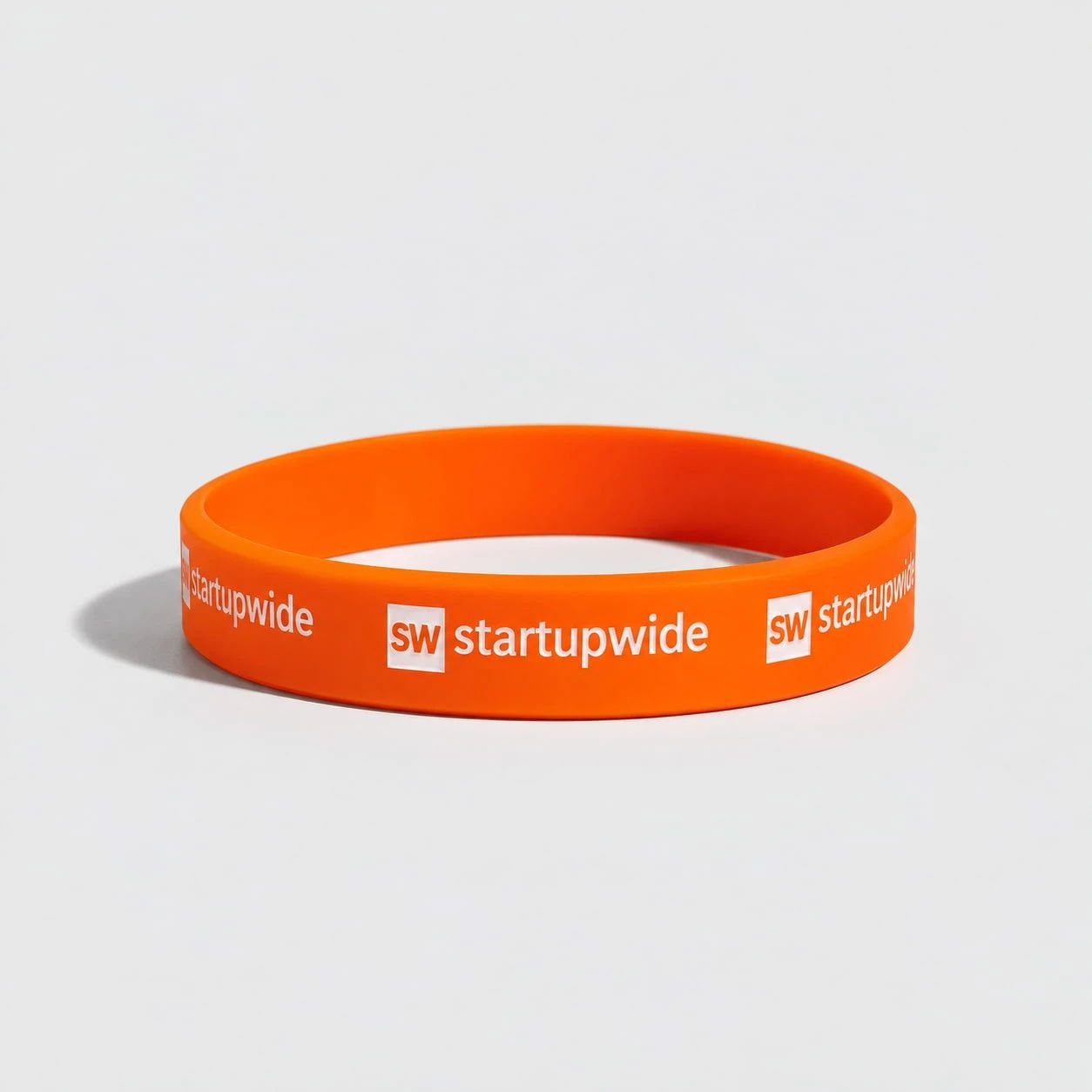 Pulseras de silicona personalizadas bajo relieve con color personalizado con logo de empresa - Wyapromo